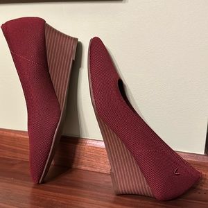 NWOT Vivaia Tamia Round Toe Wedge